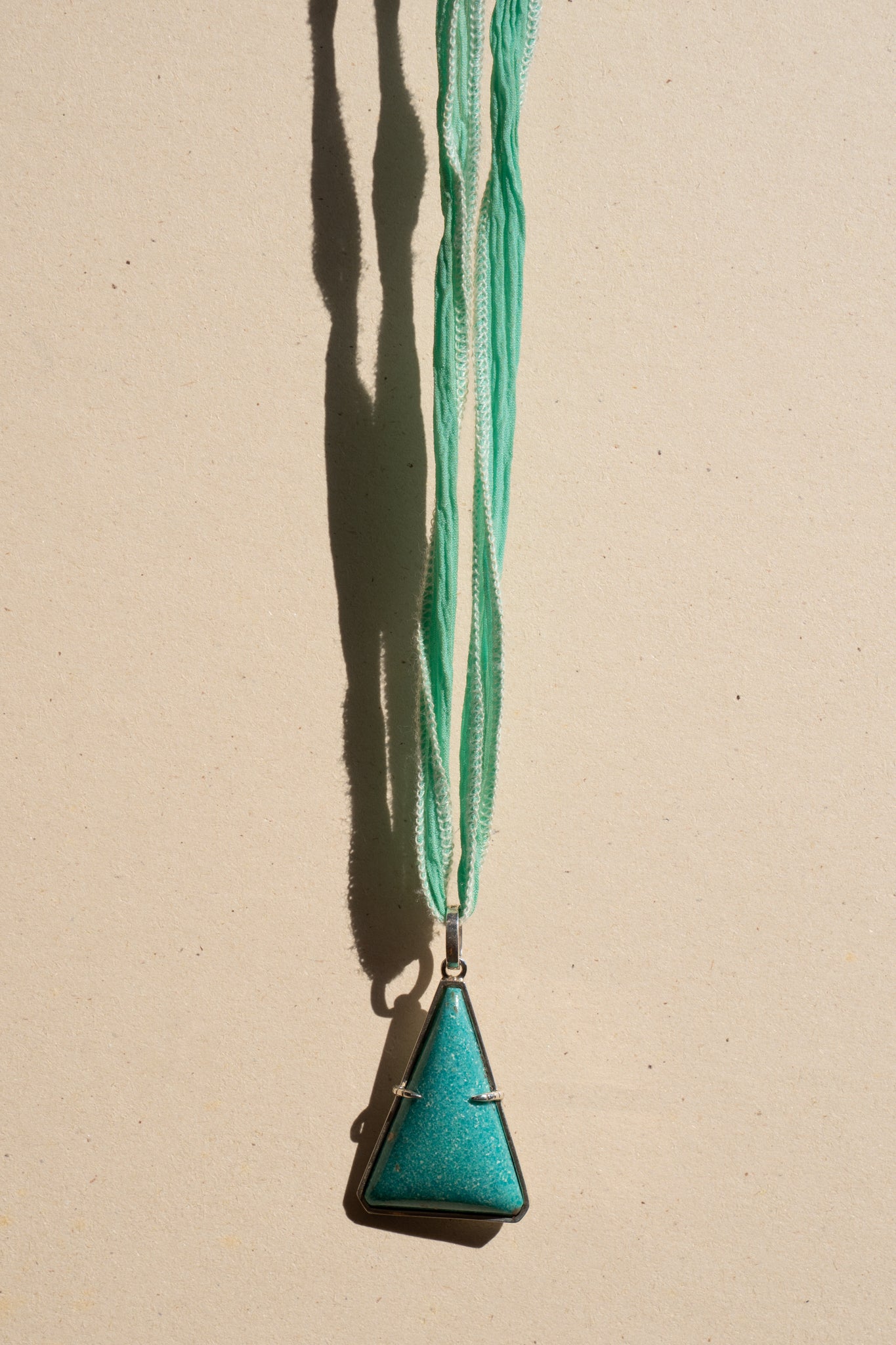 Amazonite Pendant bin Green Silk