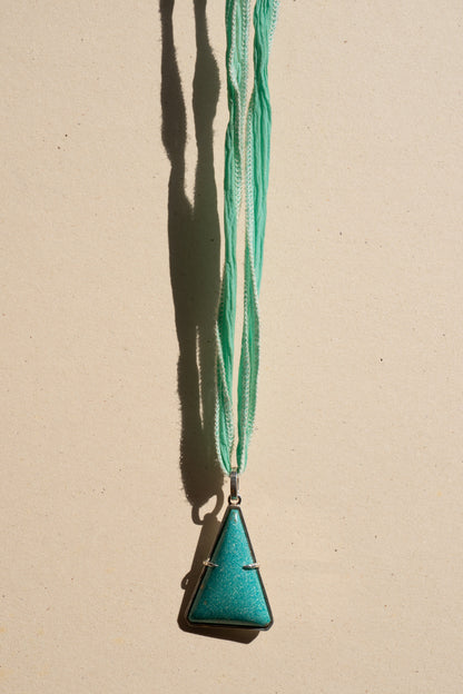 Amazonite Pendant bin Green Silk