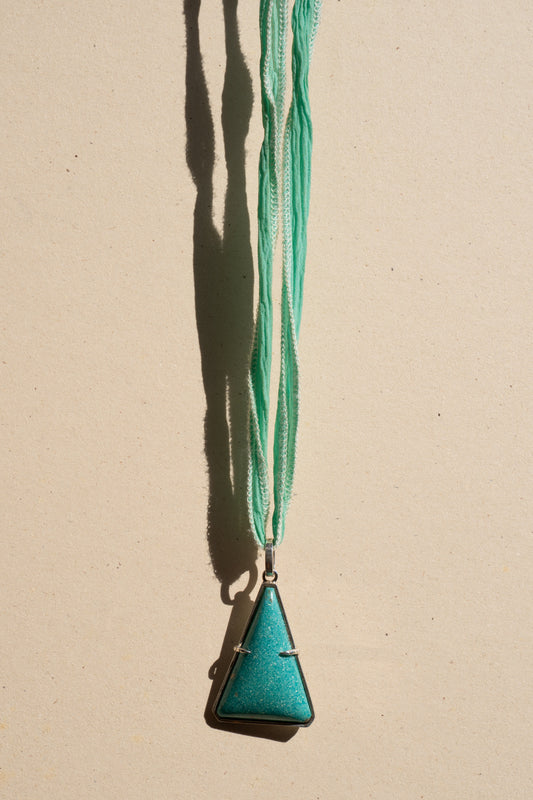Amazonite Pendant bin Green Silk
