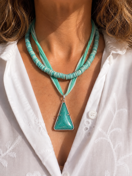 Amazonite Pendant bin Green Silk